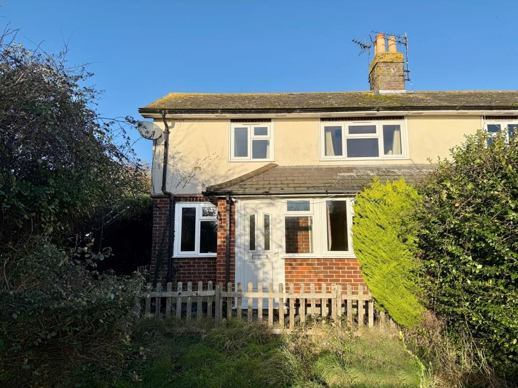 Lot: 60 - THREE-BEDROOM HOUSE FOR IMPROVEMENT - End-terrace house